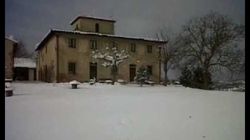 Agriturismo in toscana sotto la neve di san gimignano (siena)