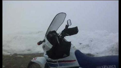 Campo imperatore passando per santo stefano di sessanio. bufera neve e vento