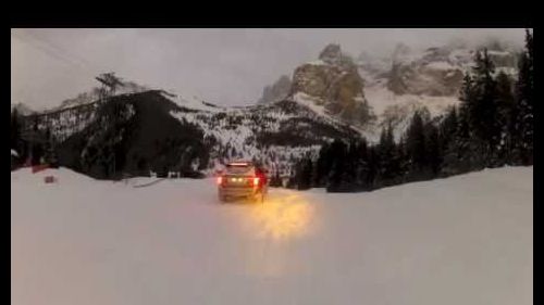 La new range rover, risale le piste a selva di val gardena