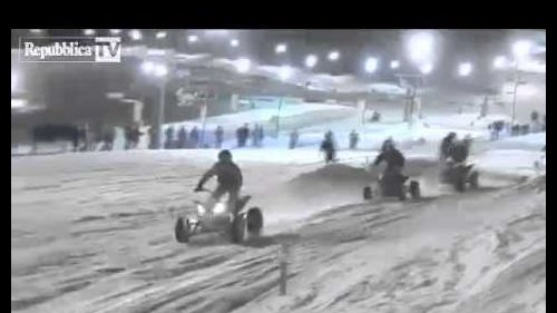 Prato nevoso, acrobazie sulla neve con mot...