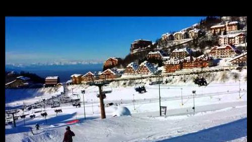 Giornata di snowboard a prato nevoso