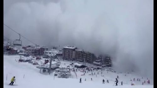 Valanga a cervinia - massa di neve giunta sul fondo valle