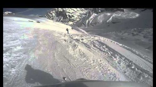 I gemelli diversi con gli sci da courmayeur mont blanc con la skyway in direzione chamonix