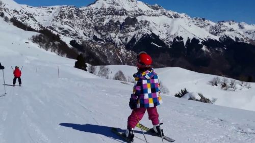 Prato nevoso in snowboard con gopro e overlay neve fresca