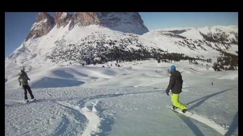 Snowboard fuoripista sulla statale in val gardena