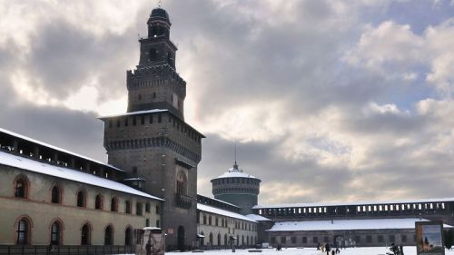 castello sforzesco con la neve