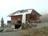FOTO: il Rifugio Valtellina prima e dopo il rogo di ottobre 2010
