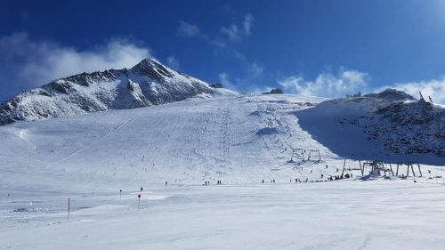 Austria opens its borders. The summer ski season has started in Hintertux