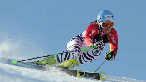 Garmisch, Kathrin Hoelzl vince la coppa di gigante. Lindsey Vonn infortunata