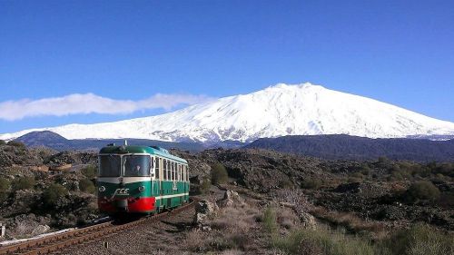 Discovering the Etna vineyards on board the Train of Wines