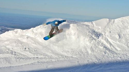 Skiing in New Zealand. Mt Hutt, the goal with the longest season in the Southern Hemisphere