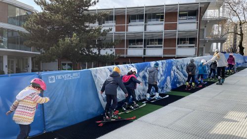 &ldquo;Ski in City&rdquo;. Alla BES di Milano si scia nel cortile della scuola sulla pista Neveplast