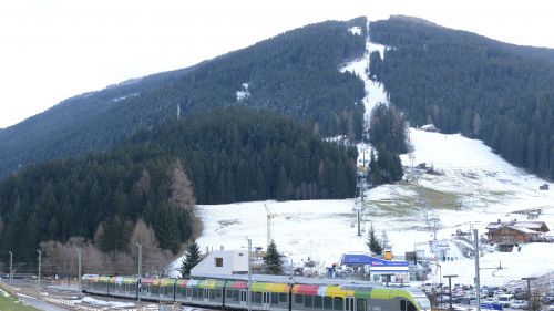 GO SKIING IN TRAIN. HERE ARE Localit WITH TRAIN