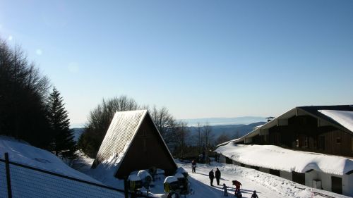All'arrivo dello skilift Campo Scuola si passa davanti la caratteristica chiesetta in legno