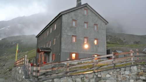 esterno del rifugio l'Oriond&eacute;