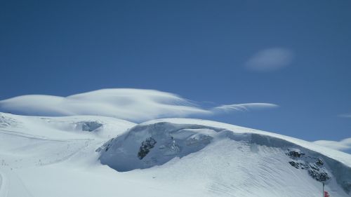 Cervinia d'estate: la neve eterna del ghiacciaio, le piste di MTB, il Golf