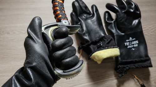 Showa TEMRES 282-02: il guanto “da lavoro” che ha conquistato ghiaccio e alpinismo invernale