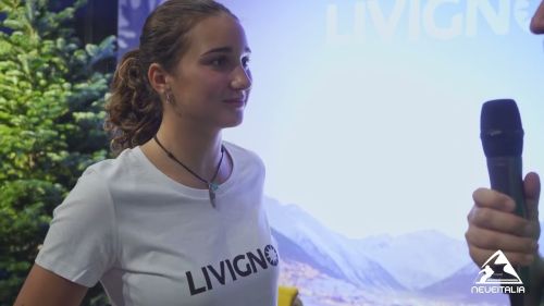 Flora tabanelli al microfono di dario puppo. livigno a milano