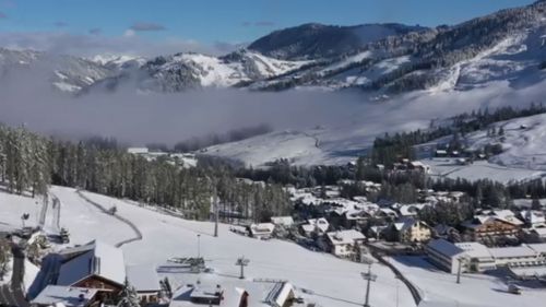 Local team  bianco risveglio sulle dolomiti, la neve d'ottobre imbianca il paesaggio