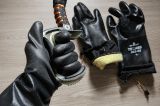 Showa TEMRES 282-02: il guanto “da lavoro” che ha conquistato ghiaccio e alpinismo invernale