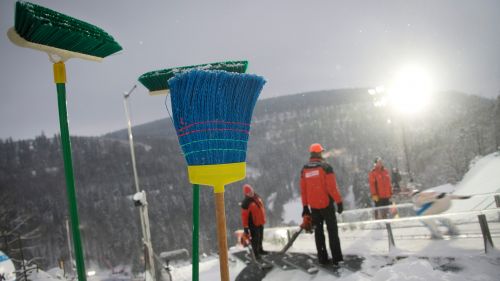 Troppa neve, rinviata a domani la gara maschile individuale di salto