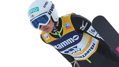 Sara Takanashi vince la prima di Hinterzarten. Irina Avvakumova sul podio