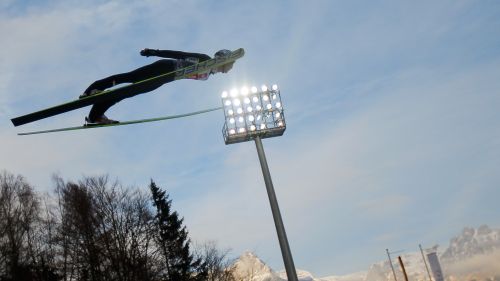 La Fis non lo dice, ma cambierà anche la larghezza delle tute da salto