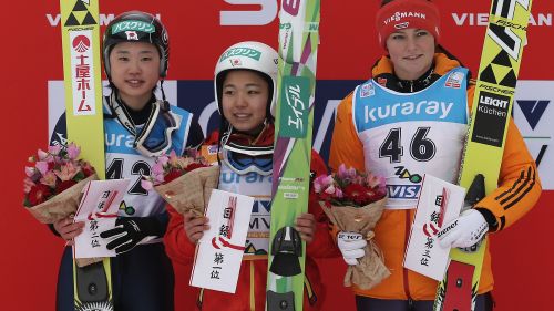 A Zao Sara Takanashi vince anche cadendo! Si infiamma la corsa all'ultimo pettorale per Sochi