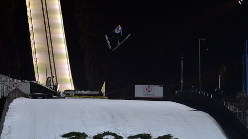 Vince Bardal, ma l'incapacità di gestire la gara trasforma Zakopane in farsa