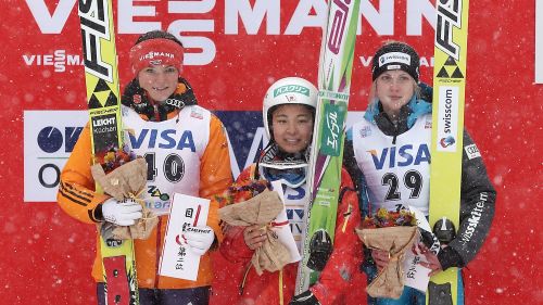 Sara Takanashi . Decisi i continenti per la gara olimpica di Sochi