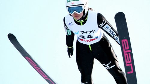 Sara Takanashi di un altro pianeta nella prima di Sapporo. Ema Klinec sul podio