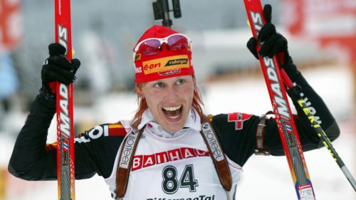 A Kati Wilhelm 10 and praise triumphs in the sprint in Hochfilzen. First points for two big future