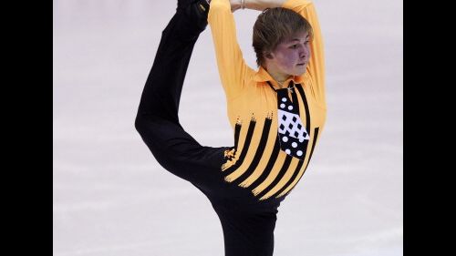 Mikhail Kolyada porta a scuola Jason Brown nel corto del Nepela Trophy