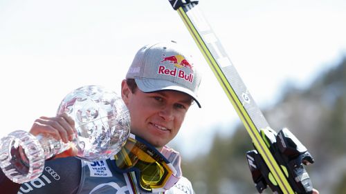 A personal team for Alexis Pinturault launching the glove to Hirscher