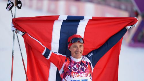 Dominio di Ola Vigen Hattestad nella rocambolesca finale olimpica della sprint maschile