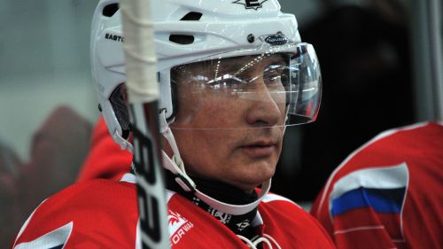 Vladimir Putin festeggia il suo compleanno giocando a Hockey