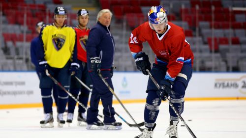 Il pilota di F1 Kvyat sul ghiaccio con la squadra di Sochi