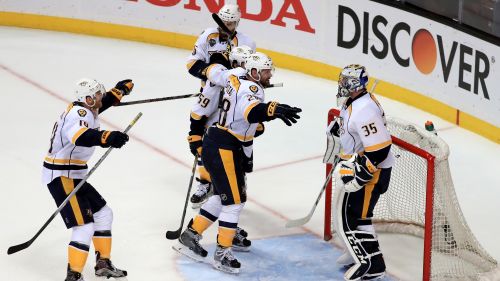 NHL: Chicago abdica, Blues e Predators a quarti di finale