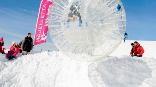 L'ultima frontiera della montagna: gi&ugrave; per le piste innevate con una sfera in pvc