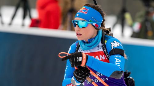 Live from Hochfilzen for the women's Sprint: a lot of balance at the top, blue calling to give a signal