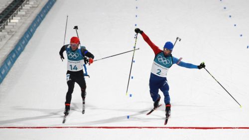 Martin Fourcade vince sul filo di lana la partenza in linea maschile, argento per Simon Schempp