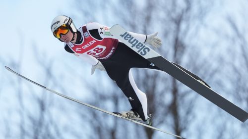 Domen Prevc non si ferma più e infila la quinta vittoria consecutiva a Engelberg, al femminile altro acuto di Maruyama