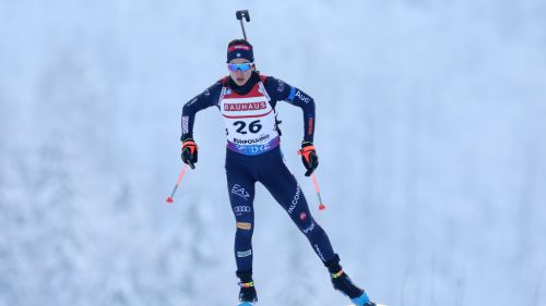 Vittozzi, in rosso, lancia la sfida a Tandrevold: alle 13.40 si parte con la Short Individual di Anterselva