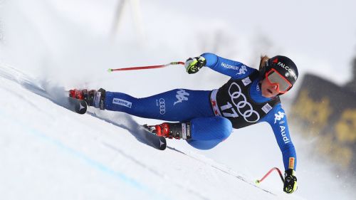 Fall in Hintertux, apprehension for Sofia Goggia