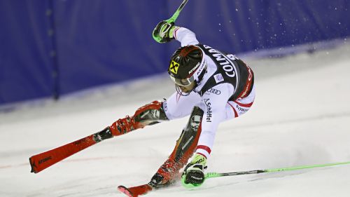 Marcel Hirscher 'omaggia' Alberto Tomba: con un numero da circo trionfa nello slalom di Madonna di Campiglio