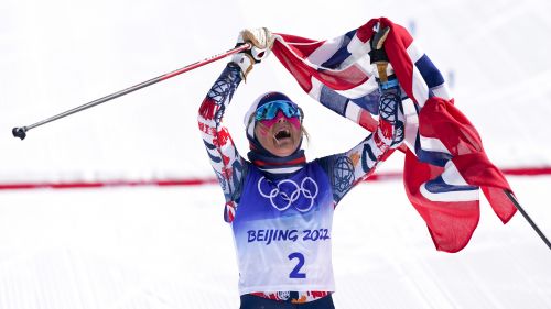 Tutti in piedi per Therese Johaug: la fuoriclasse norvegese saluta lo sci di fondo dominando la 30 km di Oslo