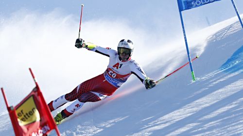 The parallel giant of Chamonix also takes out Brennsteiner: left knee knocked out for the Salzburger