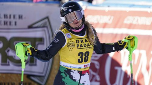 Goggia e un altro podio: Sofia è seconda dietro a Stuhec prima di... alzare la coppa!