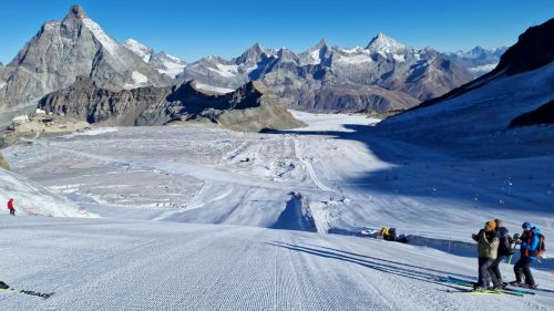 Last adjustments made, the FIS ok for the "Matterhorn Cervino Speed Opening"