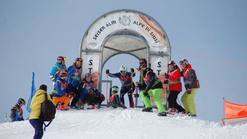 What a party on the Alpe di Siusi for Peter Fill: a "giant" with many young protagonists